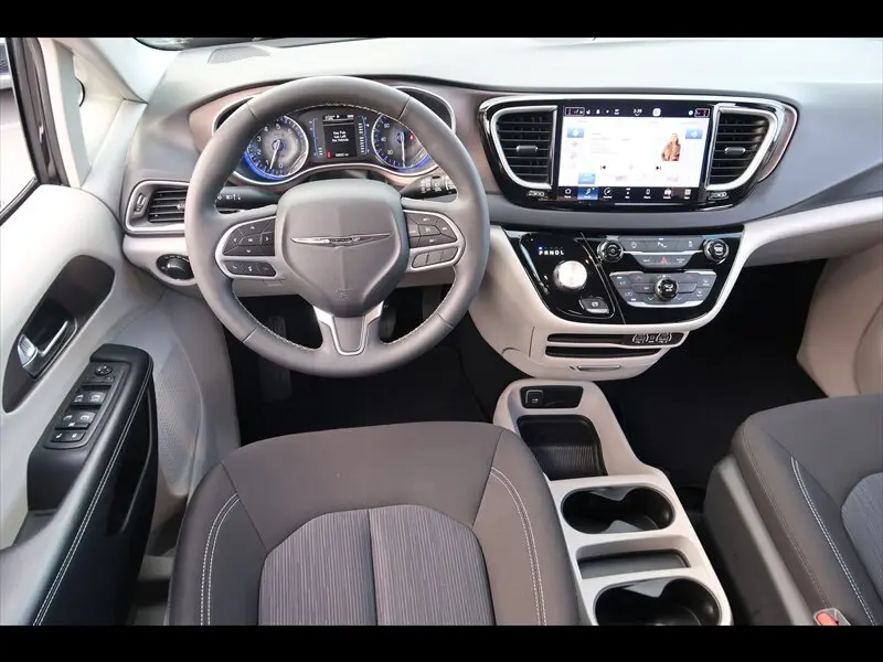2022 Chrysler Voyager LX