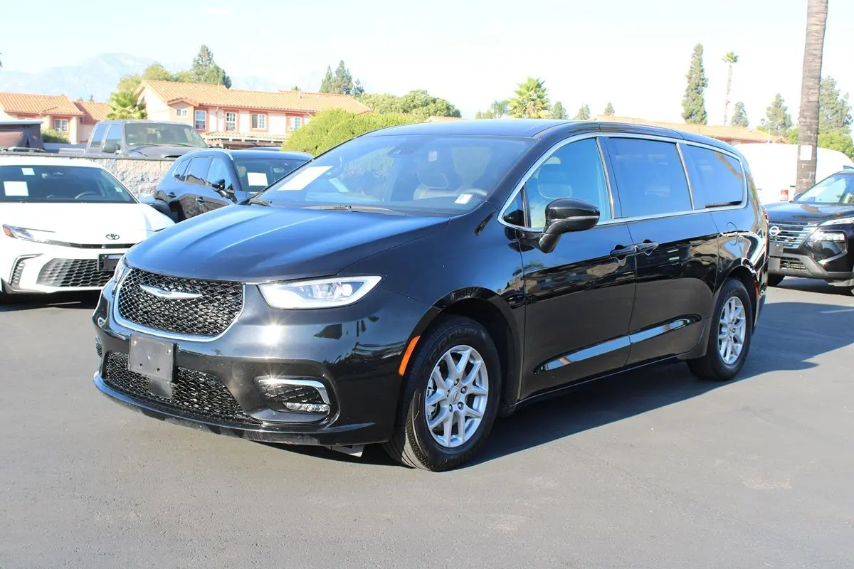 2025 Chrysler Pacifica Select